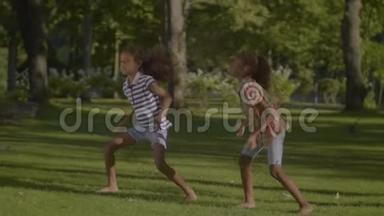 两个漂亮的非裔美国小女孩跳舞